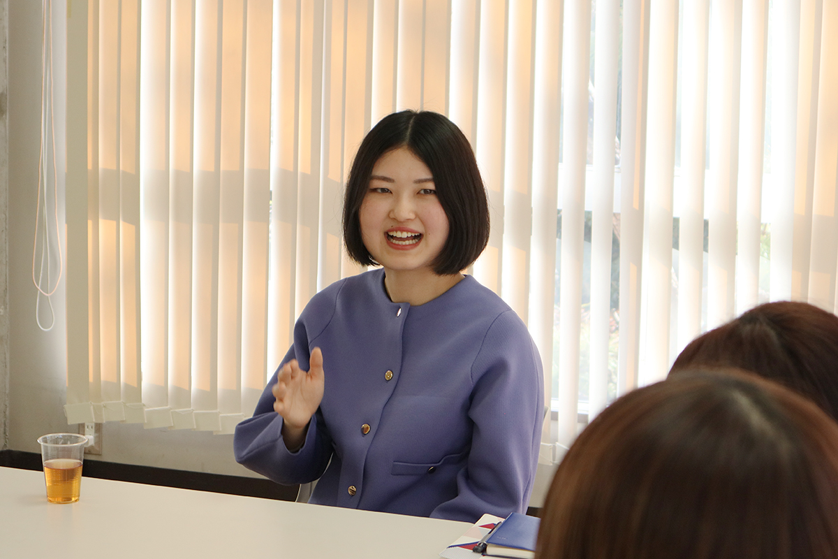 インタビューに答える徳田さんの写真