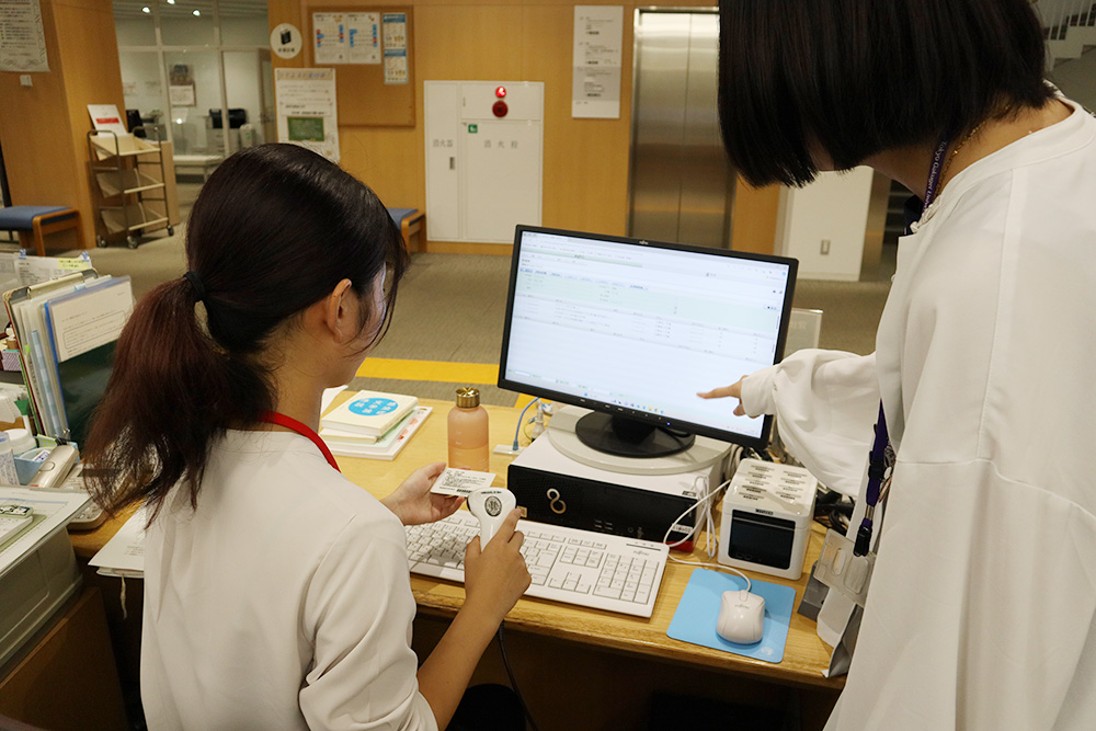 カウンター業務を教えていただいている様子