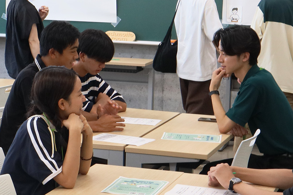 2人の高校生と話しに耳を傾ける筆者。