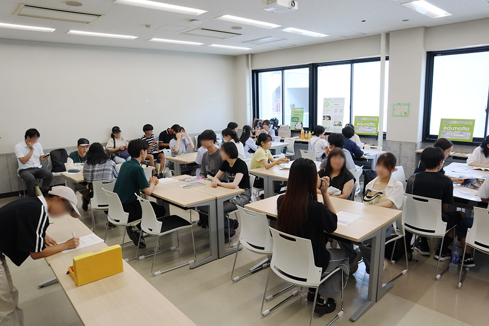 ワークショップ会場の様子。満席の教室内