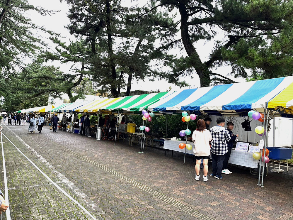 雨雲に覆われた小金井祭初日の様子