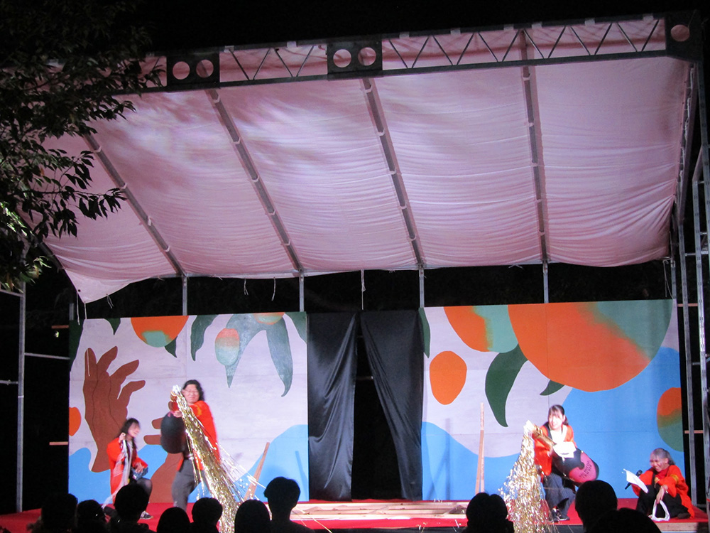 カウントダウンとともに放たれた巨大クラッカー