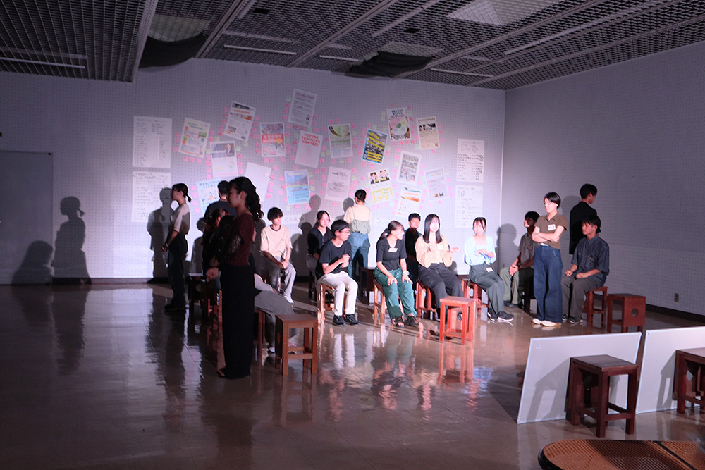 花家先生の教職大学院での授業(受講生が創作した演劇の発表会)のようす。タイトルは「実習ガチャ☆SSR」