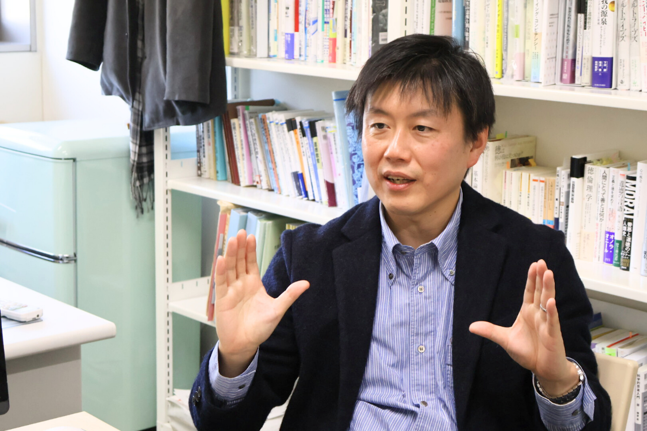 インタビューに答える浅部先生の写真