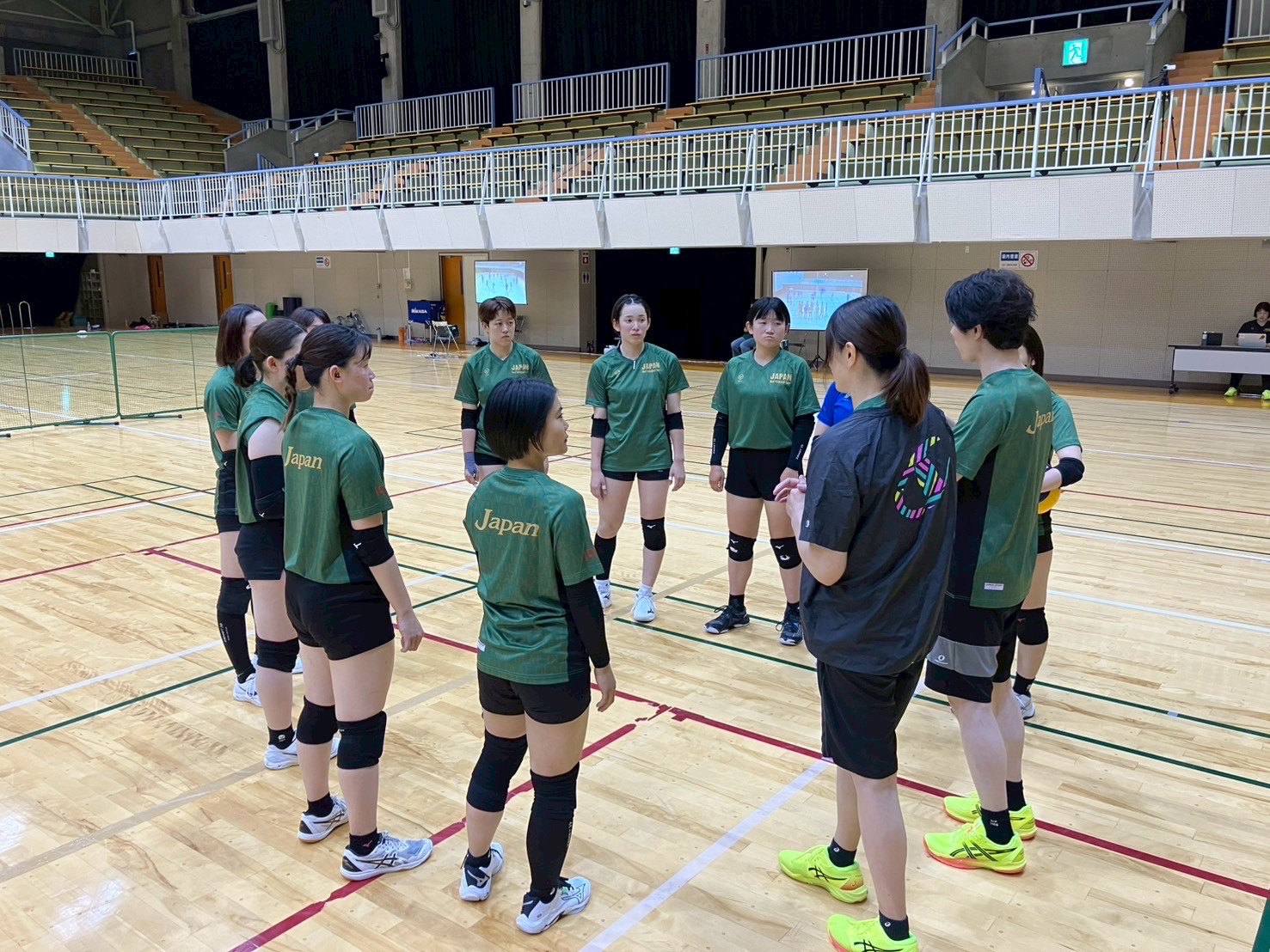 練習中の選手への指導の様子