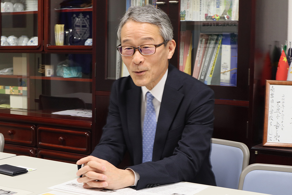 やわらかな笑顔で話す校長