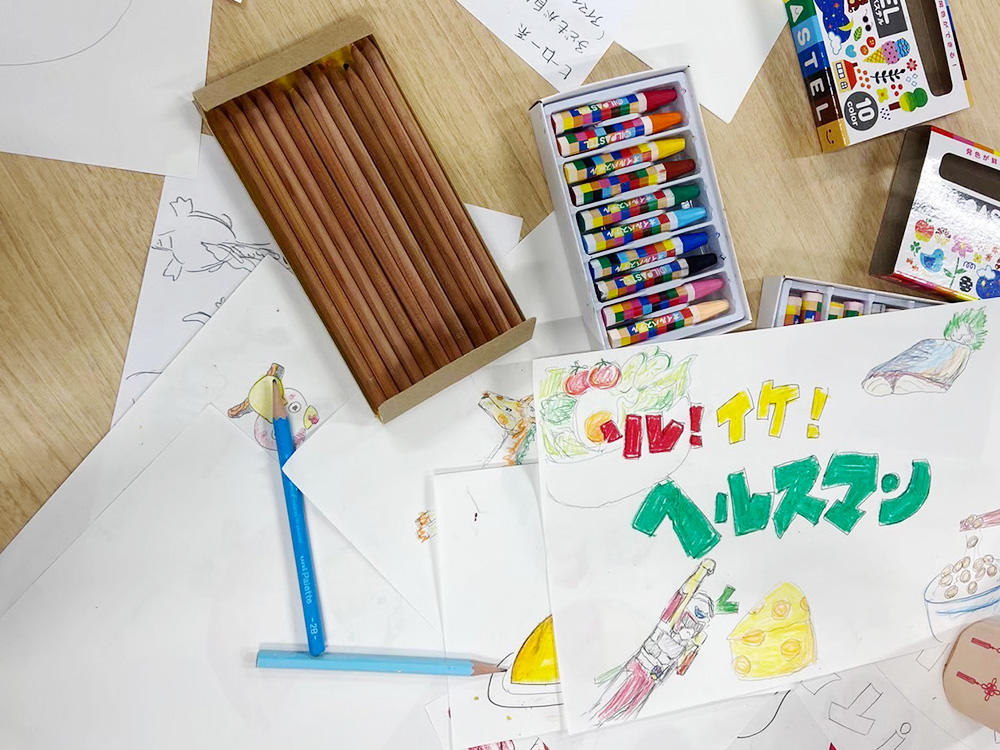子どもたちと大学生が一緒に作成した食育紙芝居、『ソレ！イケ！ヘルスマン』。ヘルスマンと一緒なら苦手な野菜も食べられる？